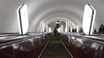 un tour dans le métro pendant une pandémie