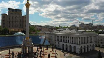 vista de la calle de la plaza de la independencia en kyiv, ucrania video