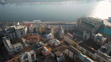 vista aérea de corredores de maratón en las calles de Kyiv, ucrania video