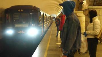um passeio no metrô durante uma pandemia video