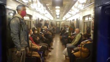 un' cavalcata su il metropolitana durante un' pandemia video