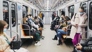 un tour dans le métro pendant une pandémie video