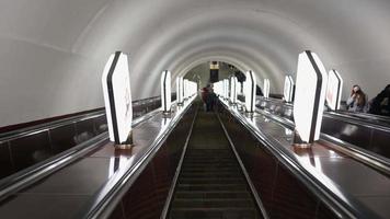 eine Fahrt mit der U-Bahn während einer Pandemie video