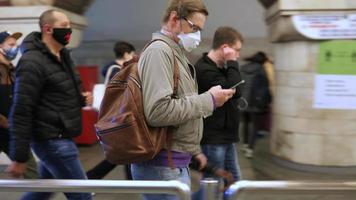 un' cavalcata su il metropolitana durante un' pandemia video