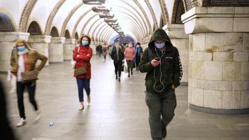 een rijden Aan de metro gedurende een pandemisch video