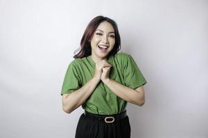 un retrato de una mujer asiática feliz con una camiseta verde aislada de fondo blanco foto