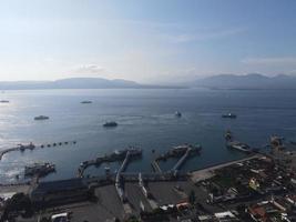 vista aérea del puerto en banyuwangi indonesia con ferry en bali ocean foto