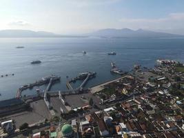 vista aérea del puerto en banyuwangi indonesia con ferry en bali ocean foto