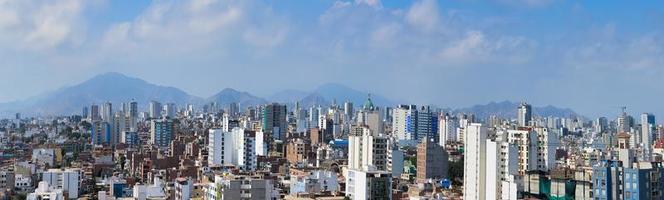 lima 2020 la ciudad de lima en perú bajo las montañas foto