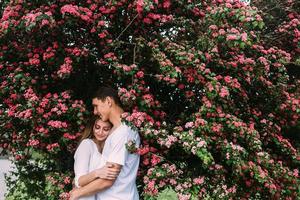 joven pareja feliz enamorada al aire libre foto