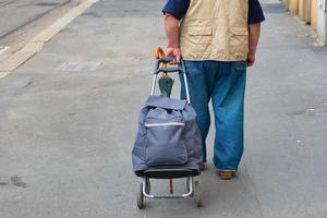 hombre con carrito de compras foto