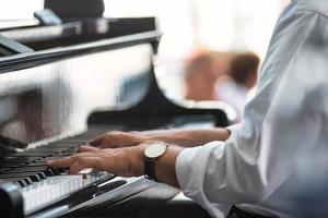 manos de un pianista en el teclado foto