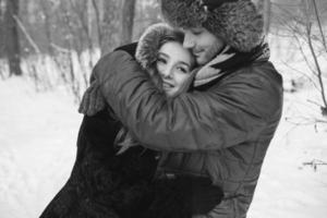 hermosa pareja en un parque nevado foto