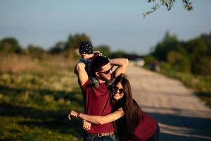 familia joven con un niño en la naturaleza foto