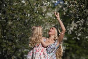 madre e hija en el jardin foto