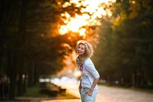 hermosa chica en la luz del atardecer foto