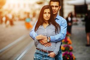 pareja divertirse en la ciudad foto