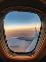 ver a través de la ventana del avión foto