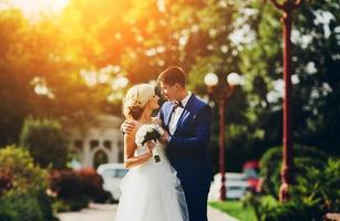 hermosa pareja de novios caminando foto