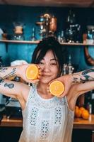 retrato mujer adulta sosteniendo naranja sostiene una naranja con una sonrisa. foto