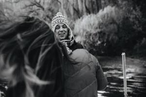 hermosa pareja divirtiéndose en el muelle foto