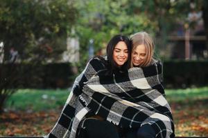 dos hermosas en el parque, posando para la cámara foto