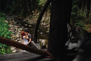 hermosa pareja en el fondo del bosque foto