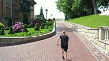 corredor masculino corre en el parque por la mañana. foto