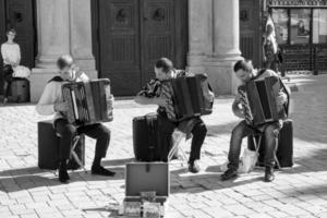 cracovia, polonia - 19 de septiembre. busking en la plaza del mercado principal de cracovia, polonia el 19 de septiembre de 2014. personas no identificadas foto