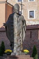 cracovia, polonia, 2014. estatua del papa juan pablo en cracovia foto