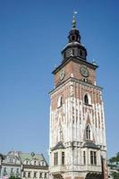 cracovia, polonia, 2014. plaza del mercado de la torre del ayuntamiento en cracovia foto