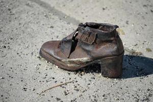 budapest, hungría, 2014. zapatos de hierro monumento al pueblo judío ejecutado ww2 en budapest foto