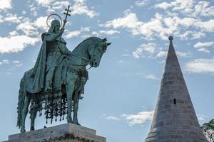 Budapest, Hungría, 2014. Estatua de San Esteban en el bastión de los pescadores de Budapest foto
