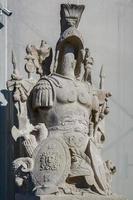 budapest, hungría, 2014. estatua de una armadura de soldados romanos en budapest foto