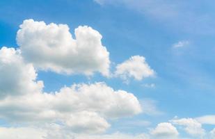 hermoso cielo azul y fondo abstracto de nubes blancas. fondo de nubes. cielo azul y nubes blancas esponjosas en un día soleado. hermoso cielo azul. día mundial del ozono. capa de ozono. cielo de verano foto