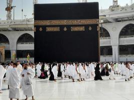 la meca, arabia saudita, septiembre de 2022 - peregrinos de todo el mundo están realizando tawaf en masjid al haram en la meca. foto