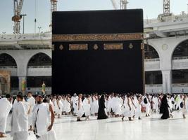 la meca, arabia saudita, septiembre de 2022 - peregrinos de todo el mundo están realizando tawaf en masjid al haram en la meca. foto