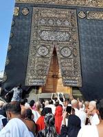 la meca, arabia saudita, septiembre de 2022 - un gran número de peregrinos cerca de la puerta de la kaaba en masjid al-haram, la meca. foto