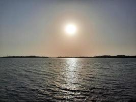 hermosa puesta de sol en jeddah, corniche. la cornisa de jeddah, también conocida como jeddah waterfront, es una zona costera de la ciudad de jeddah, arabia saudí. ubicado a lo largo del mar rojo. foto