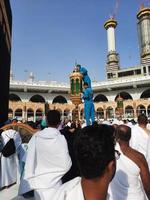 la meca, arabia saudita, septiembre de 2022 - se están realizando trabajos de limpieza en el patio de masjid al-haram en makkah. este proceso de limpieza continúa durante todo el día. foto