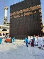 la meca, arabia saudita, septiembre de 2022 - se están realizando trabajos de limpieza en el patio de masjid al-haram en makkah. este proceso de limpieza continúa durante todo el día. foto