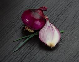 cebolla roja sobre fondo de madera foto