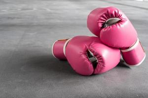 guantes de boxeo rosas para peleas de niñas y mujeres con espacio para copiar. foto