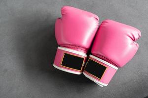 guantes de boxeo rosas para peleas de niñas y mujeres con espacio para copiar. foto