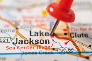 bangkok, tailandia - 20 de enero de 2022 lago jackson, mapa de carreteras de texas con marcador rojo, ciudad en los estados unidos de américa, ee.uu. foto