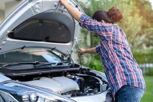 Sistema de motor mecánico de capó abierto para verificar y reparar daños en accidentes automovilísticos. foto