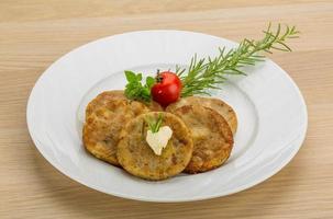 hash brown en el plato y fondo de madera foto