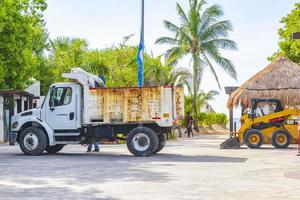 playa del carmen quintana roo mexico 2021 camión volquete excavadora remover pastos marinos algas sargazo de playa mexico. foto