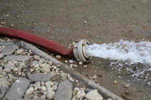 clima extremo - agua bombeada de un sótano inundado en colonia, alemania, después de fuertes lluvias. foto