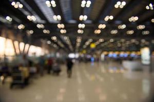 desenfoque de fondo aeropuerto de salida terminal con bokeh foto